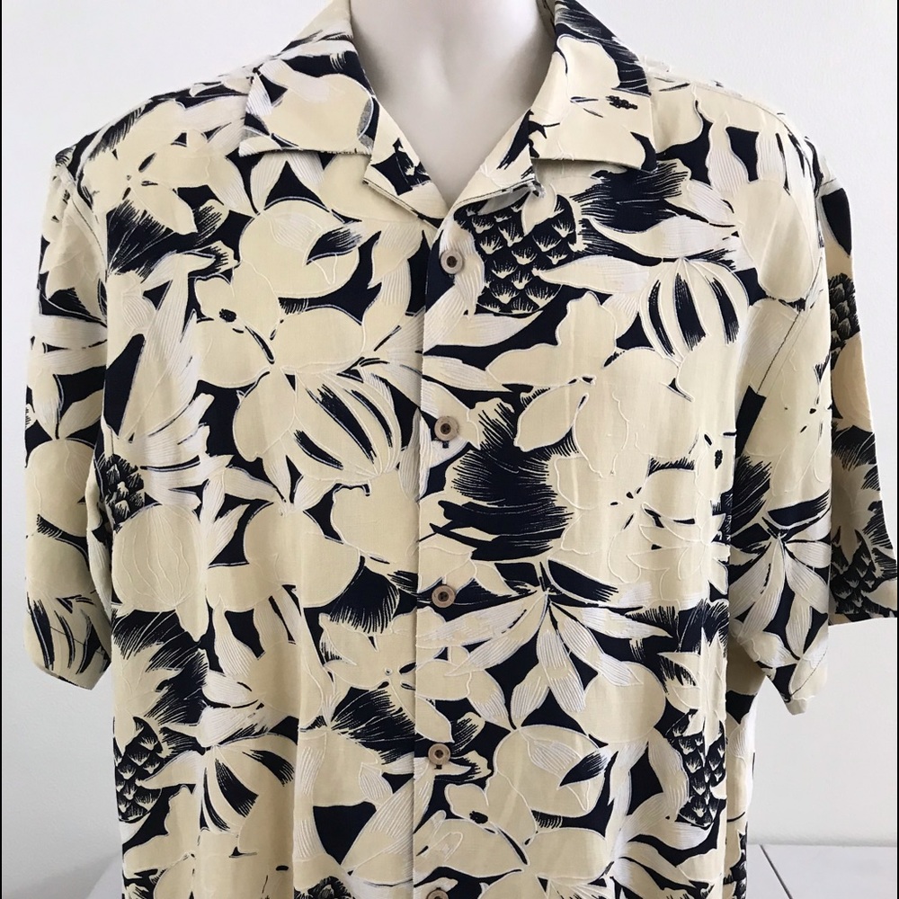 Tommy Bahama Embroidered Tag Size Large Camp Shirt